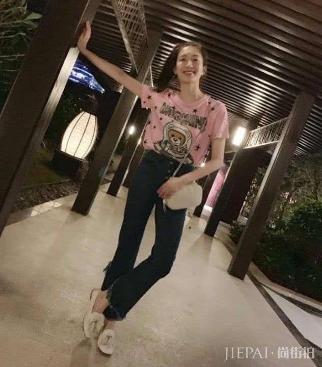 江疏影羽毛裤搭配粉红T恤秒变青春美少女