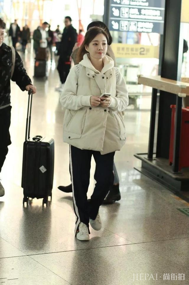 冯提莫穿露肩蓝裙现身活动,露出鞋子后身高短板完全暴露!