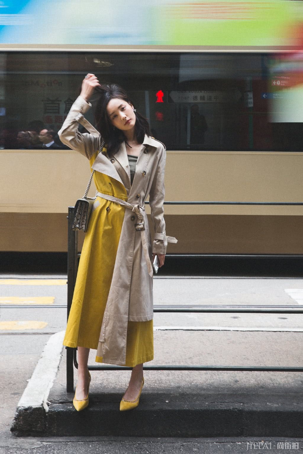 李一桐穿短裙秀“竹竿腿”,搭配运动鞋双腿细得过分