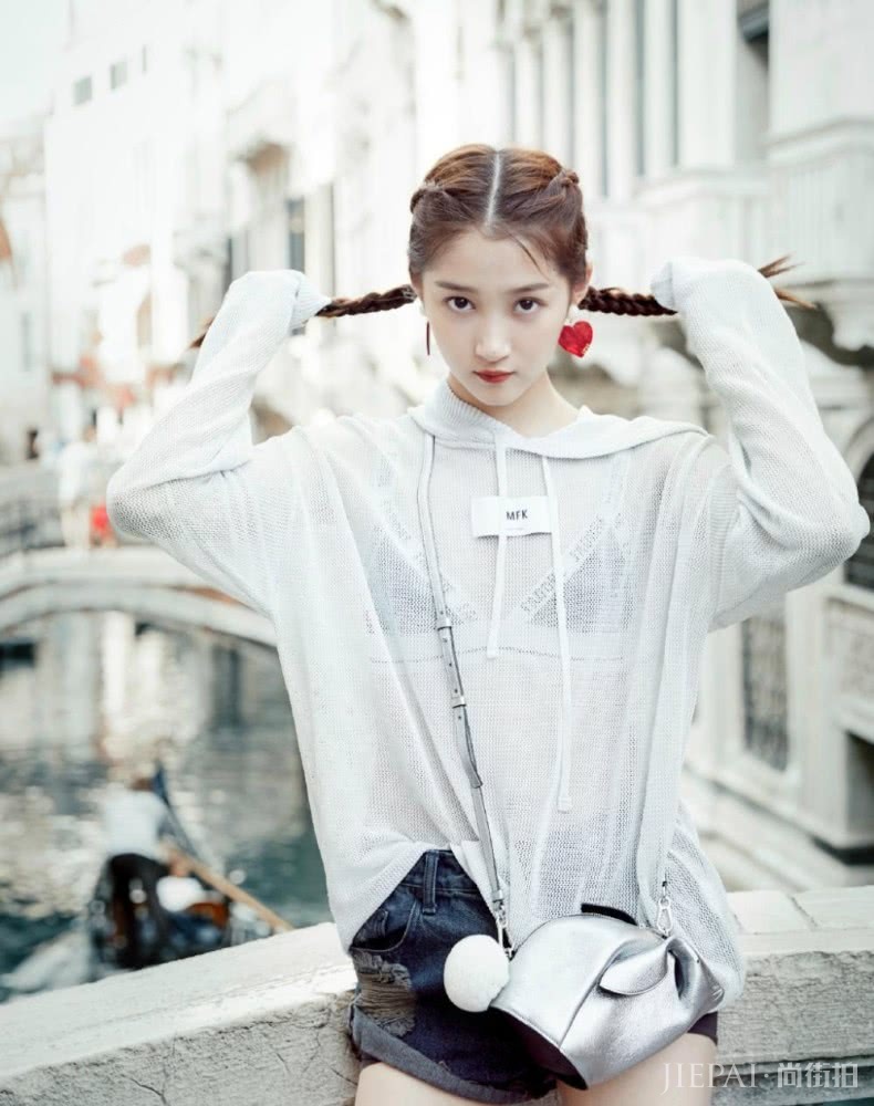 春天学关晓彤这几款双马尾发型，轻松美回18岁