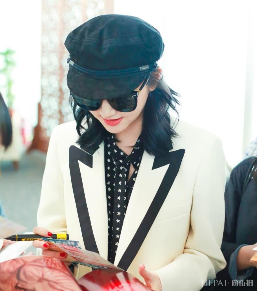 景甜穿白色西装知性优雅,裤脚卷起来少女感十足