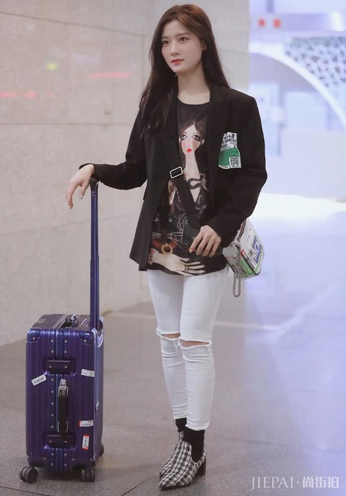 陈意涵机场街拍，条纹衫配牛仔裤皮肤白嫩美成动漫女主