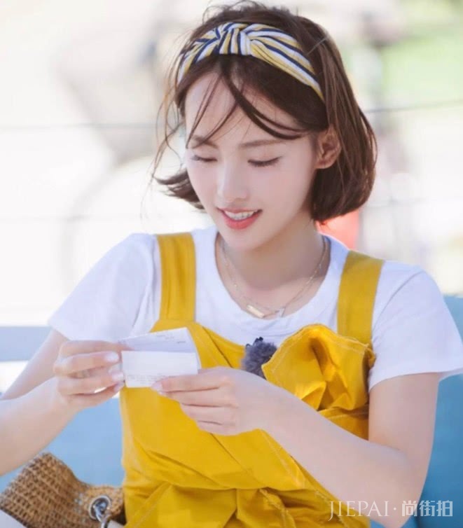 张嘉倪穿黄色衣裙,气质优雅温柔可人