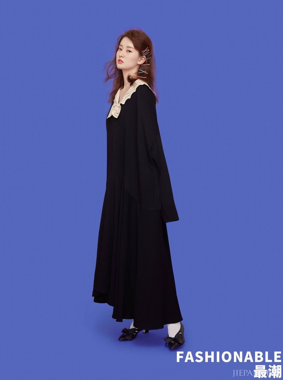 乔欣牛仔裙外面套薄纱，但发卡更时髦