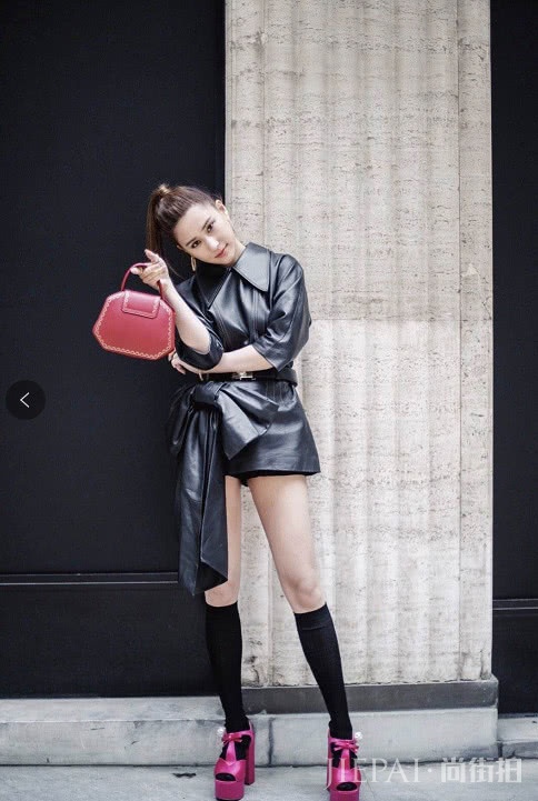 何超莲身露肩T配牛仔美的低调，又登时尚封面！