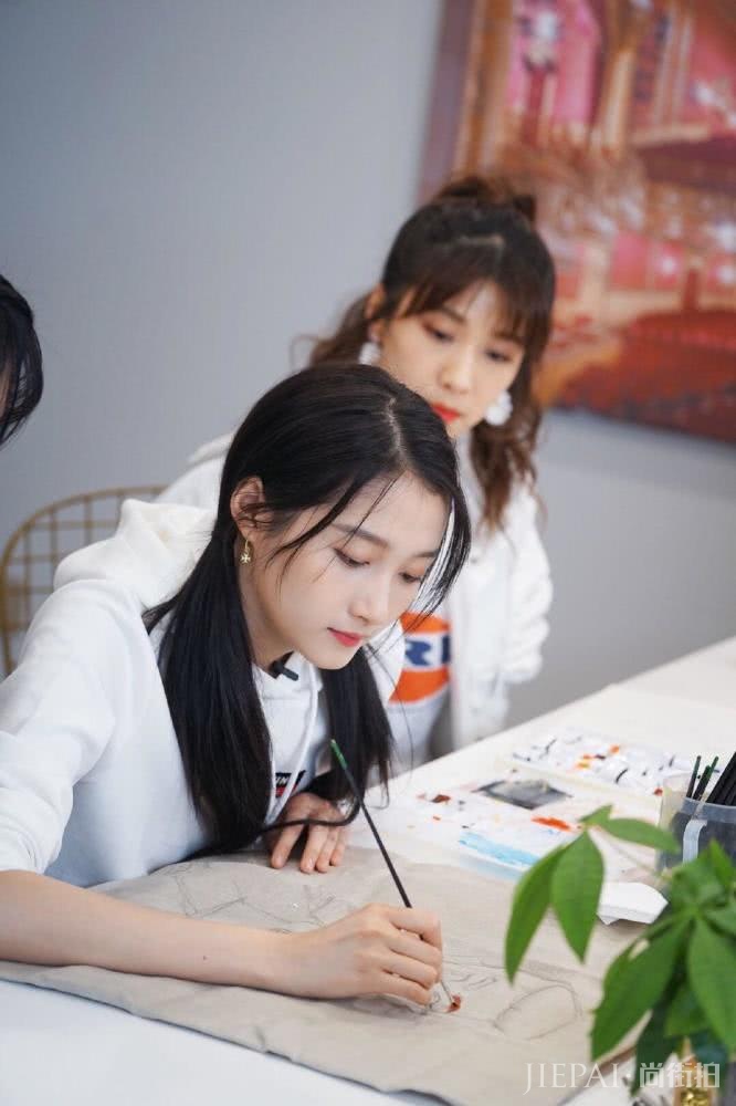 春天学关晓彤这几款双马尾发型，轻松美回18岁