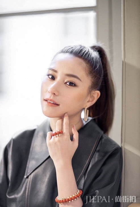 何超莲身露肩T配牛仔美的低调，又登时尚封面！