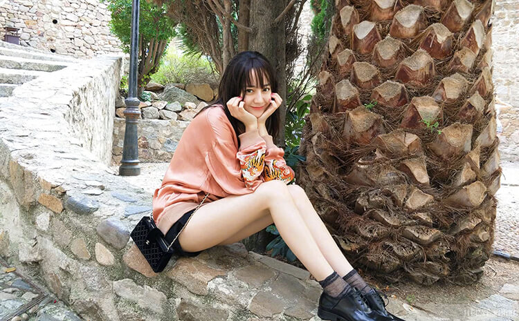 热巴短发造型太甜美!复古校园T配鳞片裙立马减龄