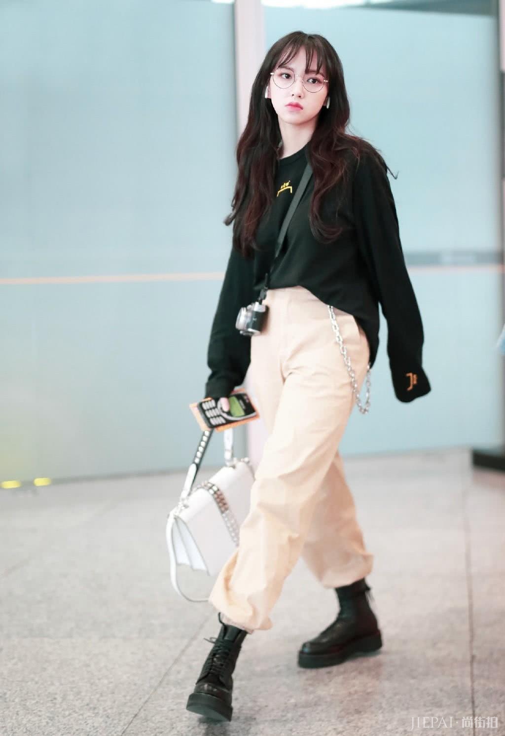 宇宙少女程潇穿工装裤配马丁靴气场十足，小脸精致似洋娃娃