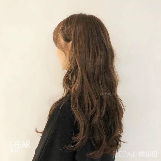 手笨女生也能零技巧三分钟学会！一起烫出自然系微卷发