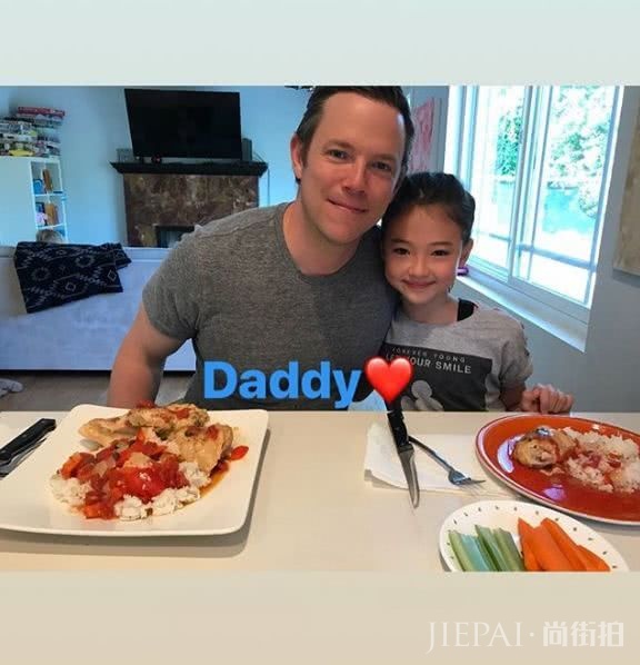 这位11岁的混血小美女，是小宋慧乔还是小Jennie？