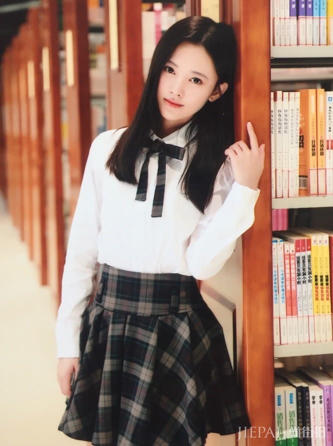 鞠婧祎将袜子穿出了甜筒的既视感,太甜美