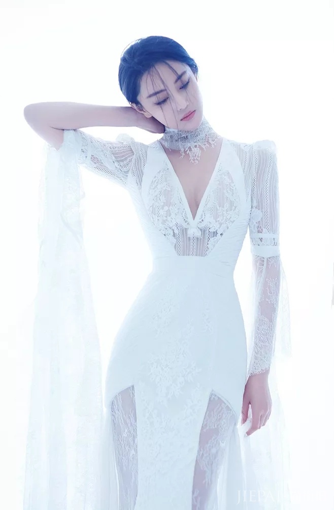 张馨予穿简单款连衣裙也挡不住时尚感！ 身材真好