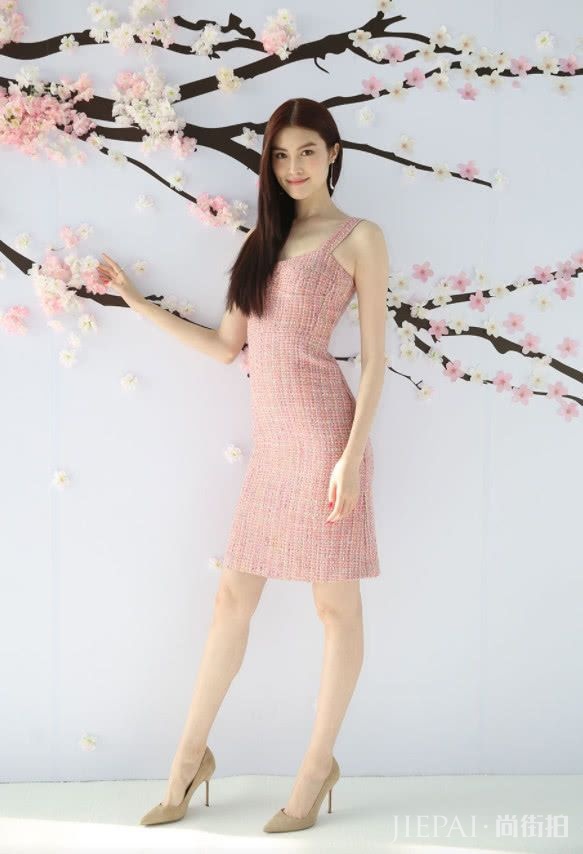 何穗穿白色背心裙穿出满屏清纯范,新造型太抢眼