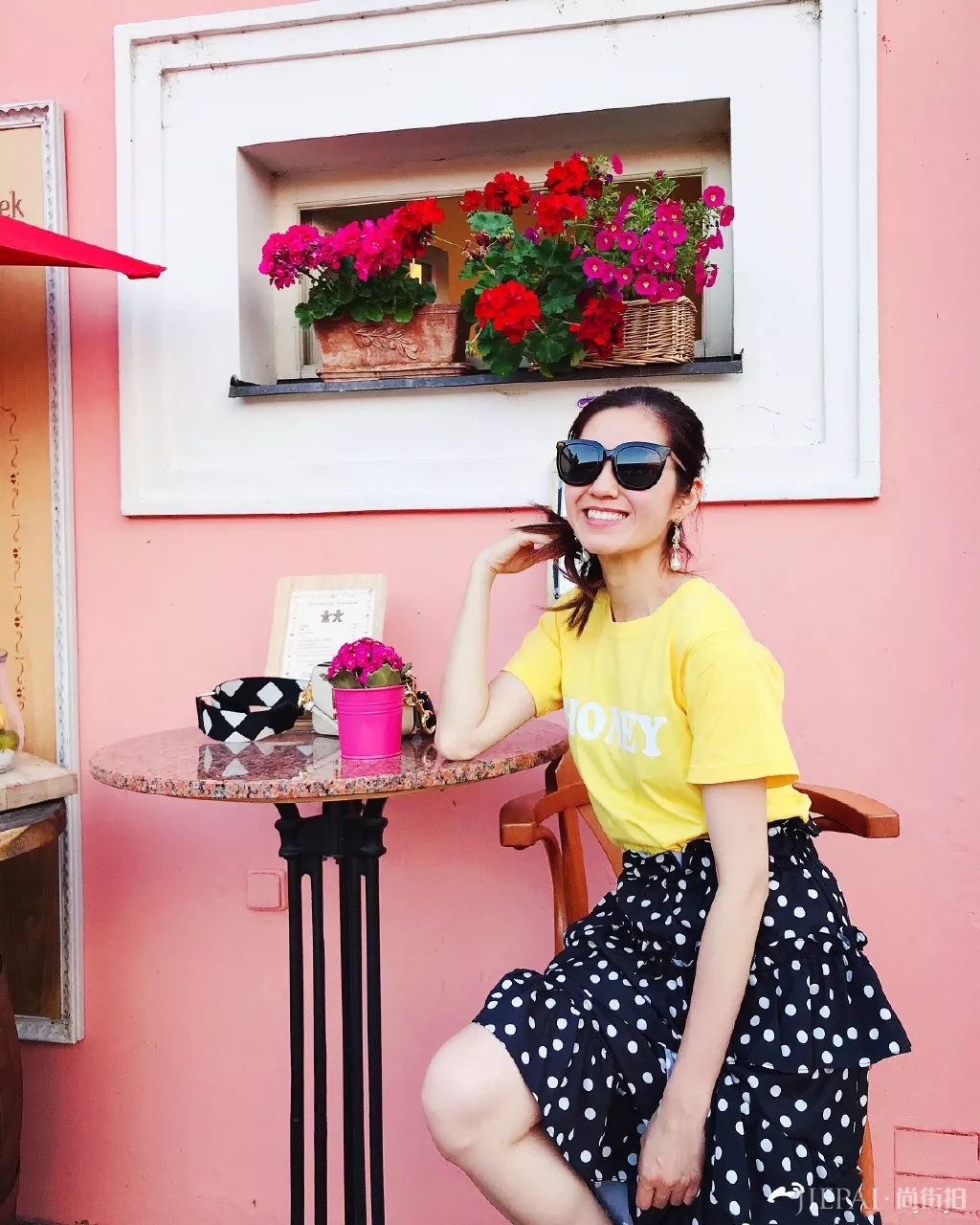 陈自瑶穿印花长裙秀39寸长腿，娃娃脸留长发甜美又有气质！