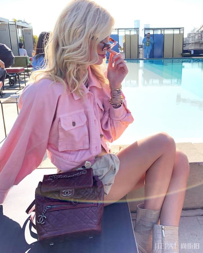 让“老阿姨”也能嫩回18岁的粉红穿搭！气质出众