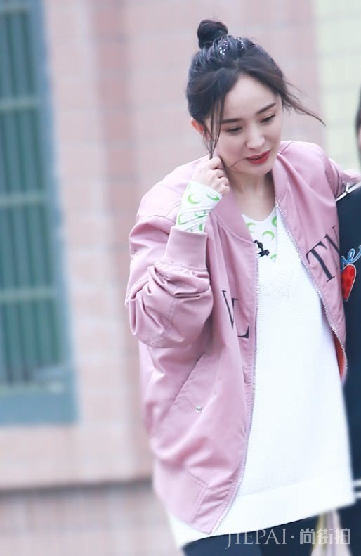 杨幂裤子外套袜子，不显臃肿还美到上天