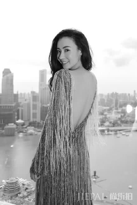 张柏芝身穿流苏裙大秀美背,状态回归