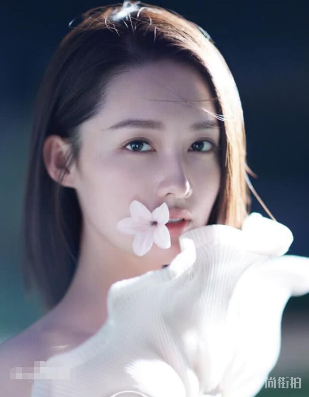 李沁穿一身春游装，格外甜腻