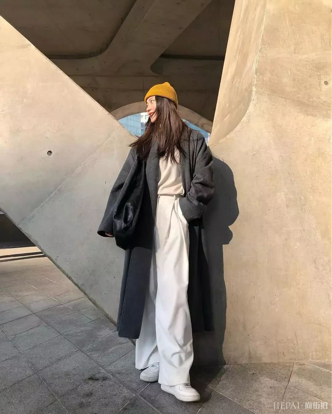 别再穿阔腿裤，2019最流行的4条裤子长这样