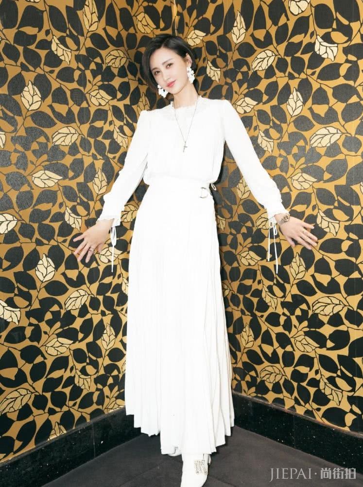 张歆艺穿白色连衣裙配高跟鞋，秀小腿被怒赞太细了