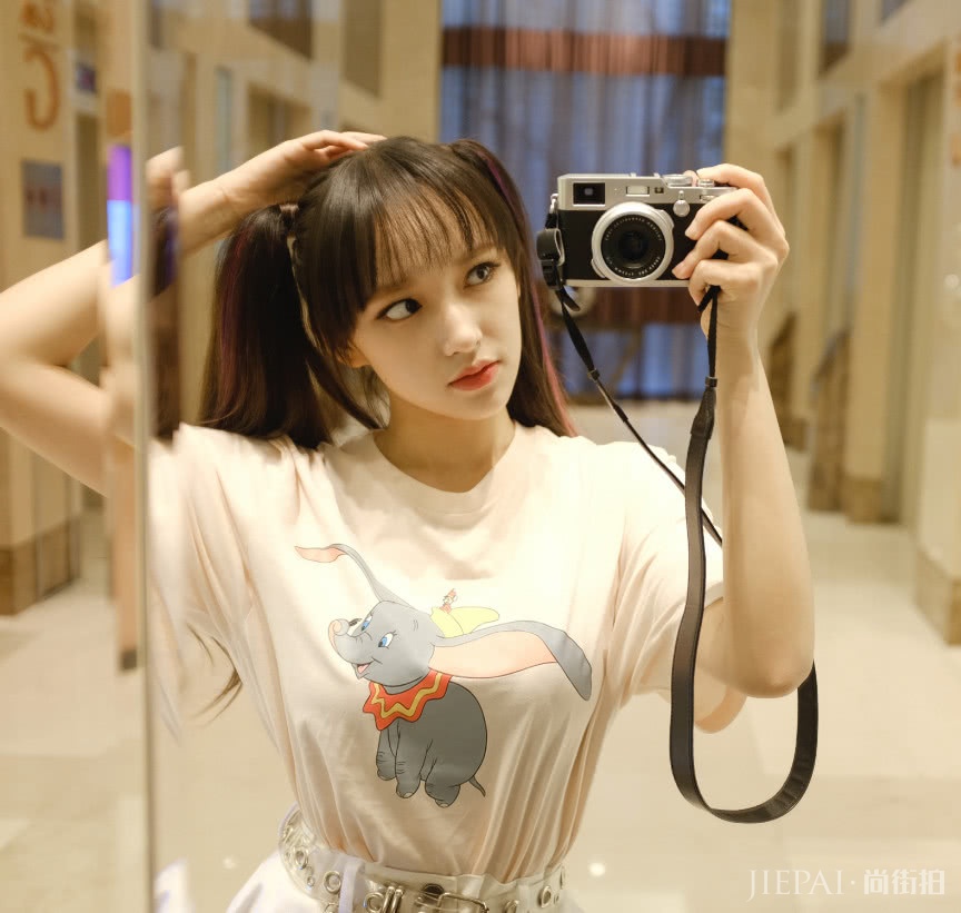 程潇晒最新自拍，扎双马尾减龄如少女