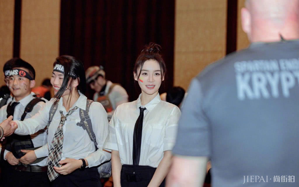 袁姗姗参加斯巴达勇士赛穿白衬衫配高腰西裤，美成焦点