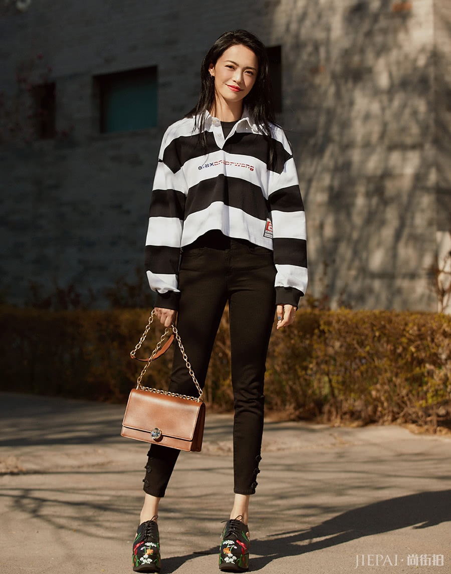 姚晨时尚街拍，“驴蹄鞋”气场全开，越看越好看