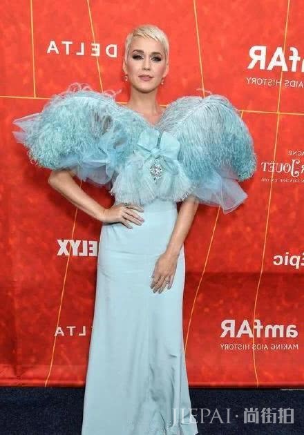 羽毛装成女星“新宠”,无论是点缀还是全面上线,都是亮点