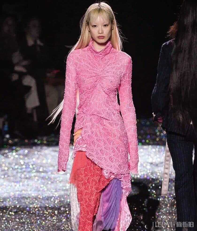 新生代超模利献灵出道就备受大牌青睐，梦想走维密却两度被刷