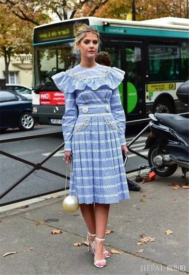 爱美的小仙女穿上连衣裙风情万种，尽享春日好风光