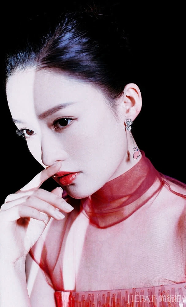 李沁红衣造型精致又动人，颜值太仙啊！