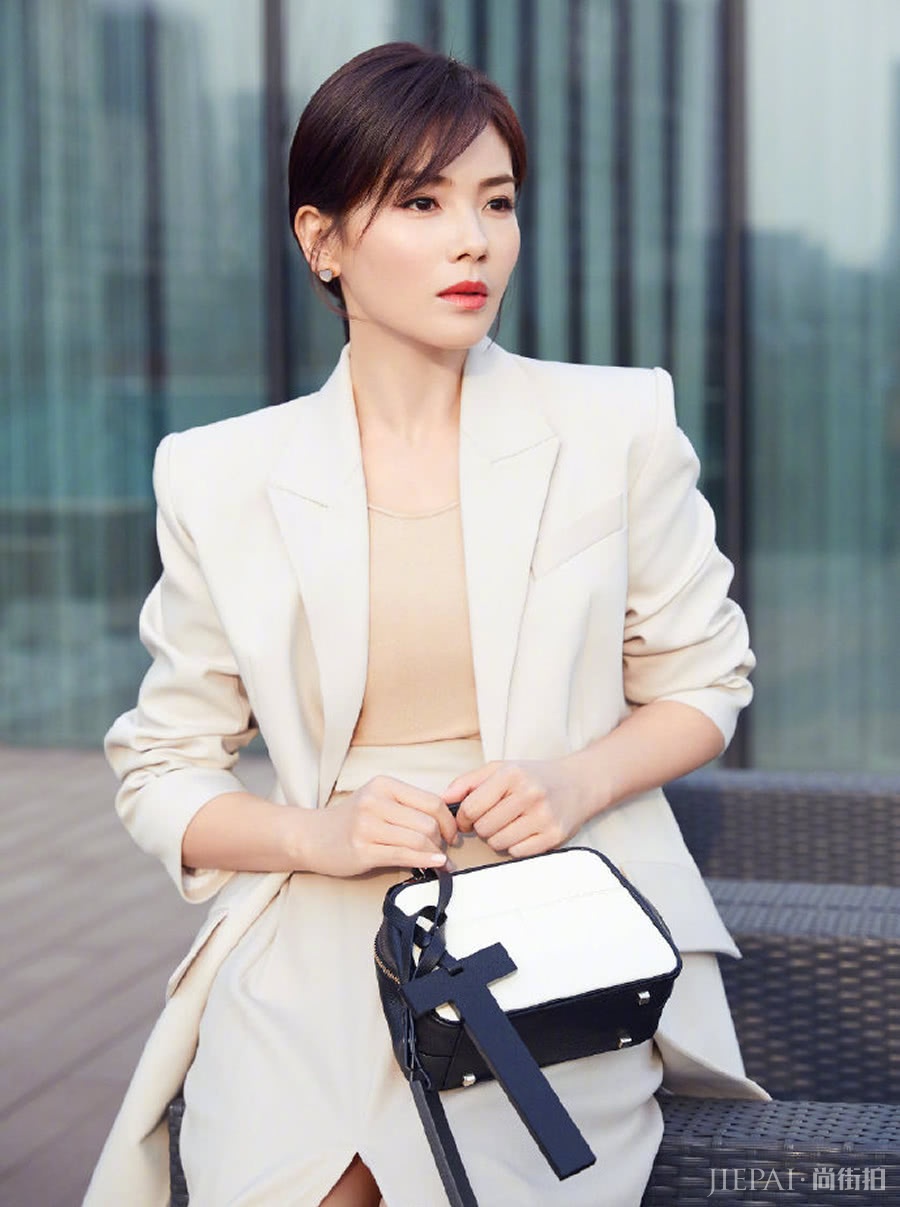 刘涛时尚街拍，五官精致气质出众