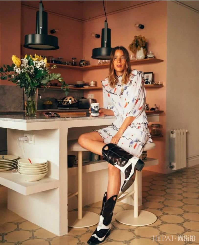 她们居然可以换衣不换包?