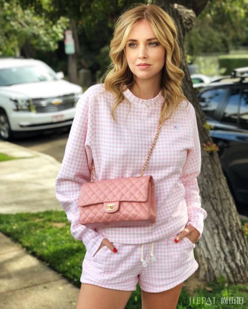 让“老阿姨”也能嫩回18岁的粉红穿搭！气质出众