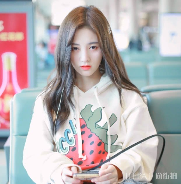 鞠婧祎将袜子穿出了甜筒的既视感,太甜美