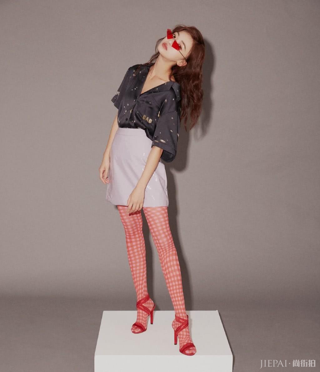 吴谨言扎小辫真美,吊带轻纱长裙美成18岁少女