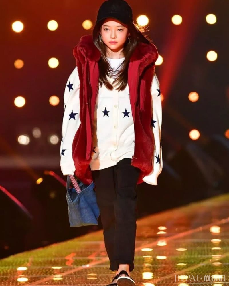 这位11岁的混血小美女，是小宋慧乔还是小Jennie？