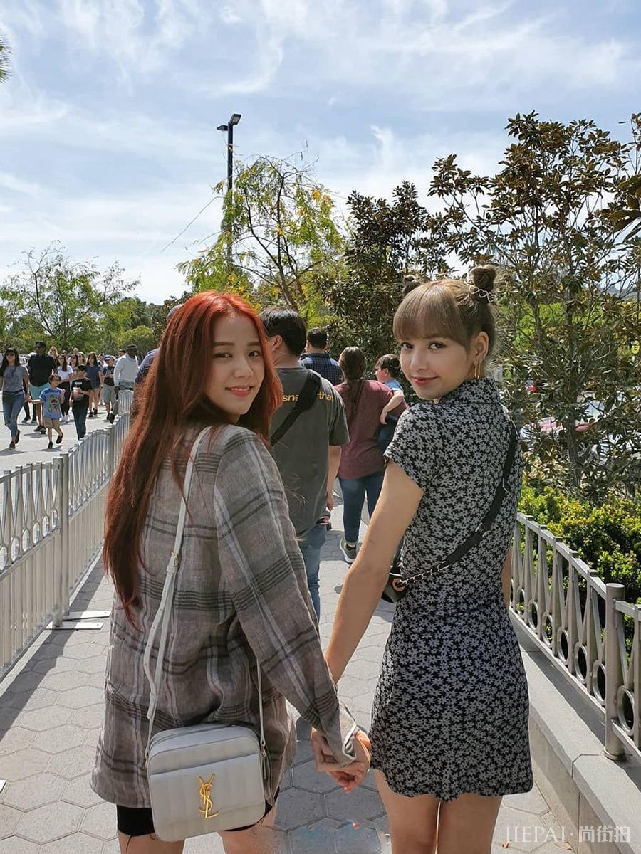 LISA扎“哪吒头”逛街，双丸子头太好看
