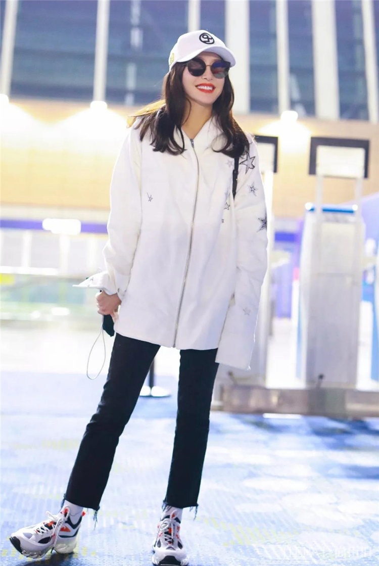 春季怎么穿？这样穿白外套最好看