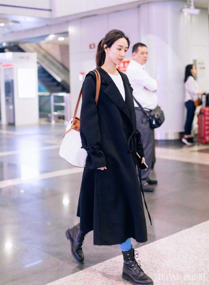 张钧甯机场街拍 穿近3万的大衣,秒变气质女神