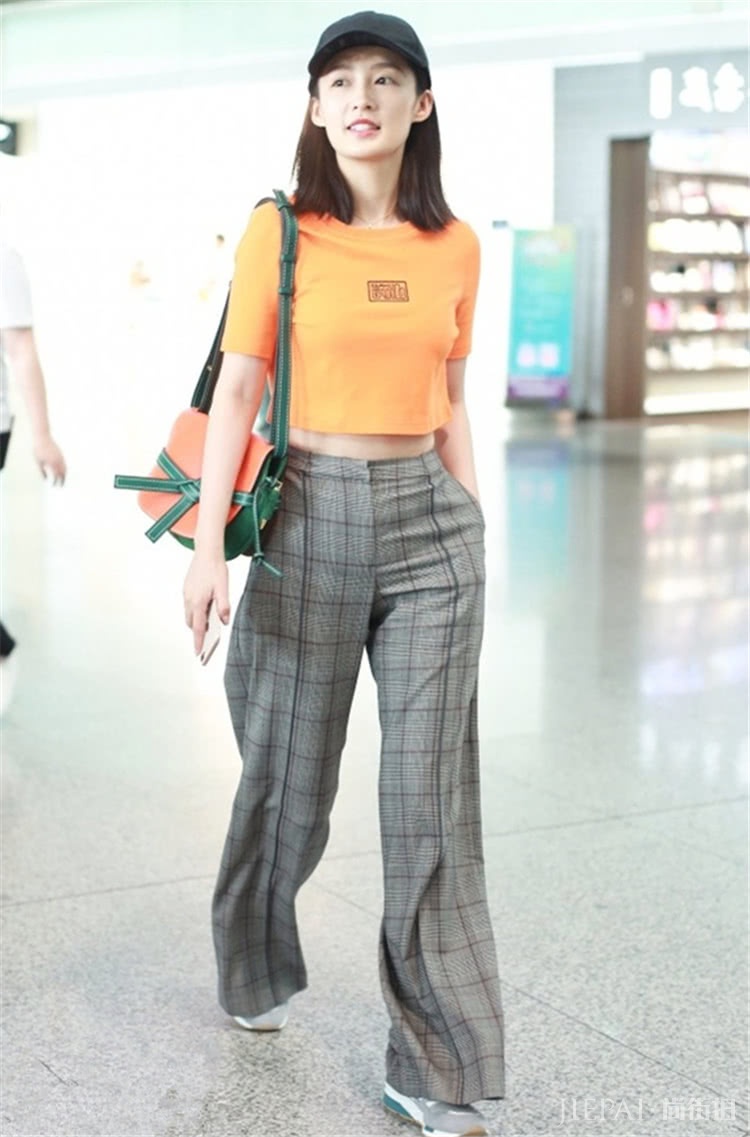 夏季不落俗套的穿搭CP:T恤+阔腿裤,时髦好看才是王道