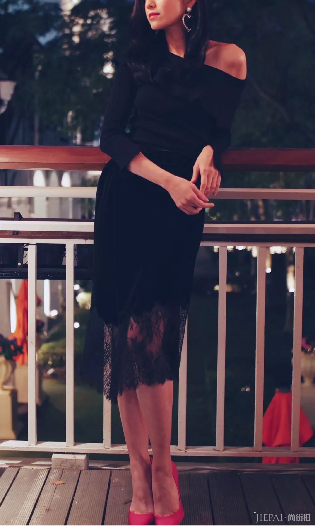 陈自瑶穿印花长裙秀39寸长腿，娃娃脸留长发甜美又有气质！