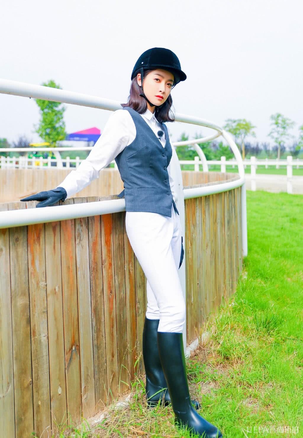 宋茜双腿太细了,穿牛仔裤秒变“竹竿腿”