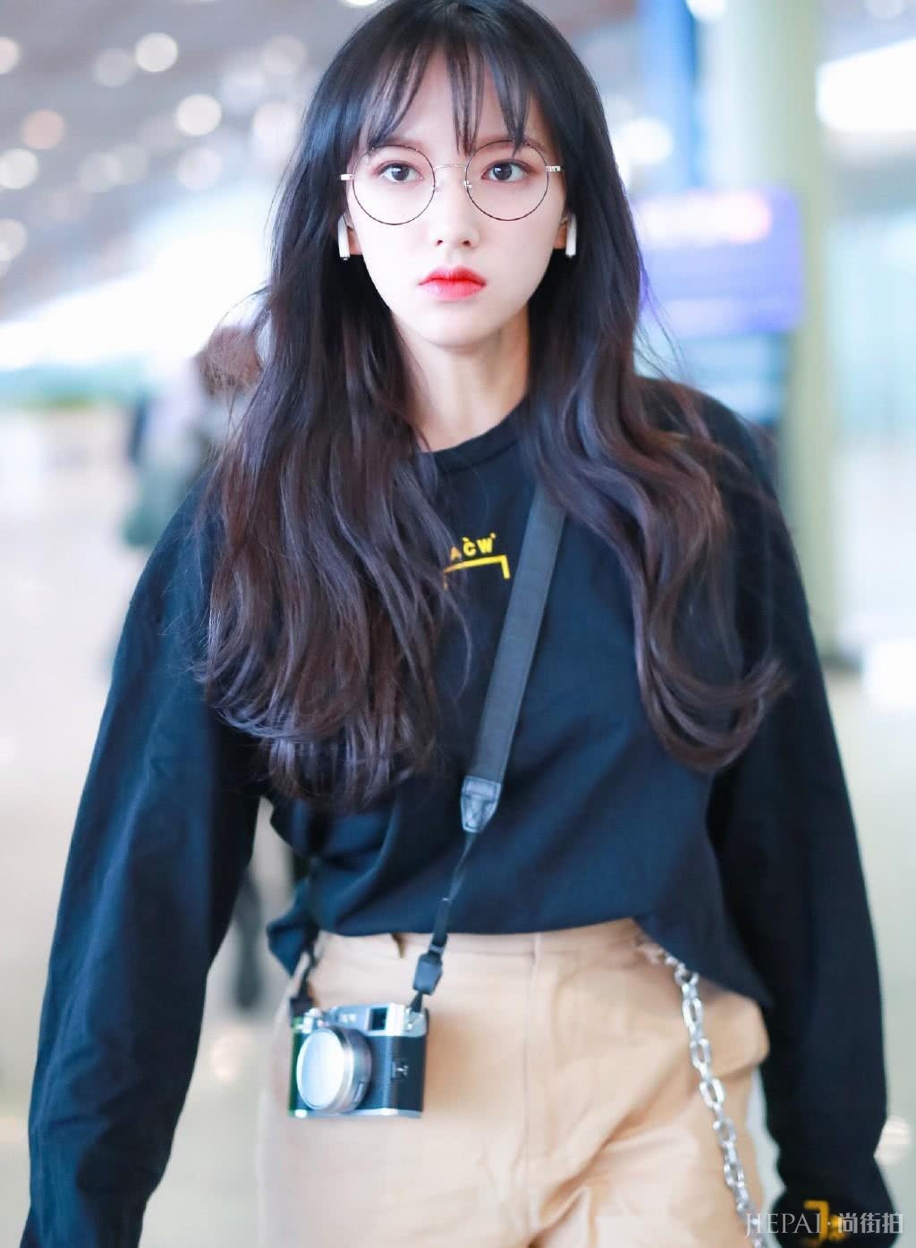 宇宙少女程潇穿工装裤配马丁靴气场十足，小脸精致似洋娃娃