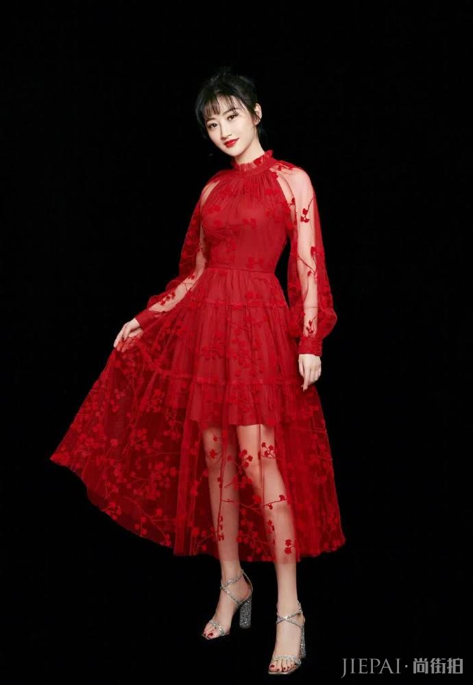 景甜穿白色西装知性优雅,裤脚卷起来少女感十足