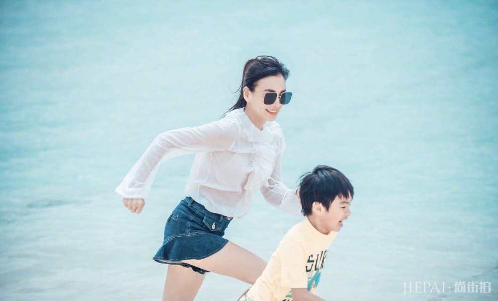 张庭穿“校花装”度假,29的脸,19的腿