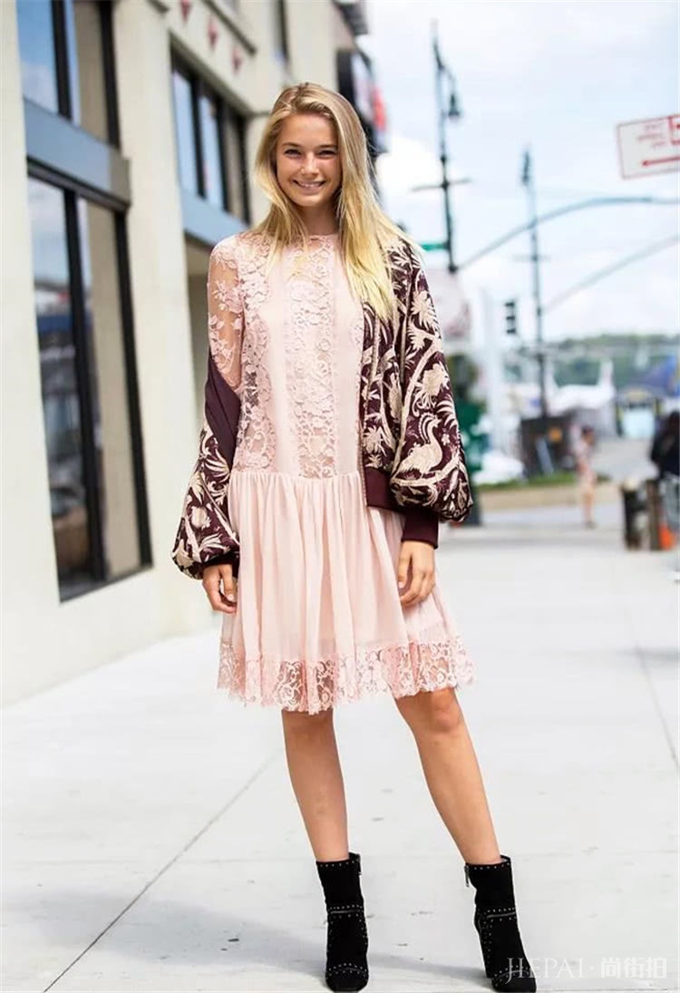 爱美的小仙女穿上连衣裙风情万种，尽享春日好风光