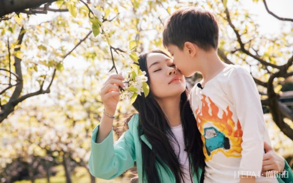 不愧是行走中的穿搭教科书,倪妮刘雯分分钟美爆朋友圈!