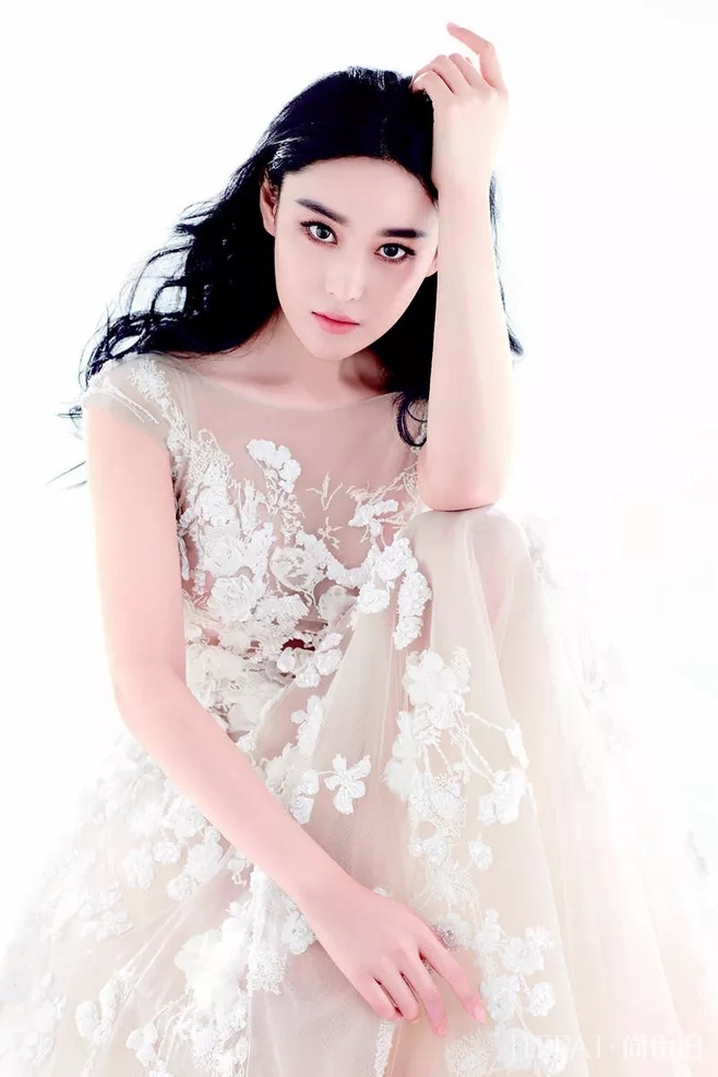 张馨予穿简单款连衣裙也挡不住时尚感！ 身材真好